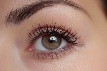 Obraz premium Define lashes using Essence Bye Bye Panda Eyes Mascara