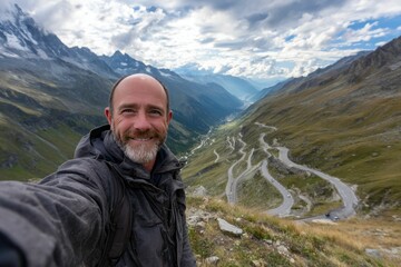 Naklejka premium Taking a selfie from the edge of a high mountain pass