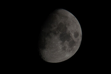 日本の幻想的な宵月