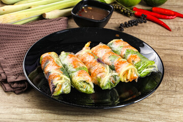Vietnamese spring roll with prawn and mango