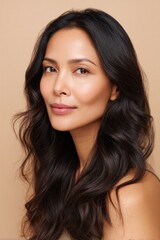 Naklejka premium Radiant portrait showcasing natural beauty with soft waves frami