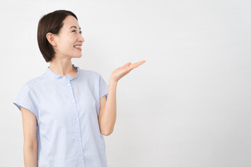 半袖の若い女性