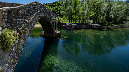 Alte Steinbogenbrücke in Rijeka Crnojevića