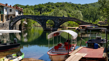 Brücke mit Booten