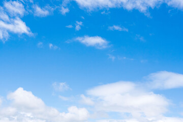 Obraz premium 雨上がりの澄んだ青空と白い雲01