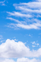 Naklejka premium 雨上がりの澄んだ青空と白い雲34