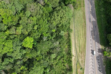 Uma área de floresta amazônica junto à estrada, no estado do Pará, Brasil, em uma imagem aérea obtida com drone. © Ricardo_S_Levenhagen