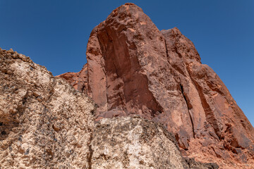 Obraz premium sandy conglomerate / Willow Tank Formation with red Aztec Sandstone outcrops. Fire Wave Trail, Valley of Fire State Park, Clark County, Nevada geology.