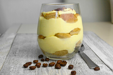 tiramisu w szkalnym pucharku, włoski deser tiramisu, Italian dessert Tiramisu in a Glass Jar, Tiramisu in glass dessert cup	