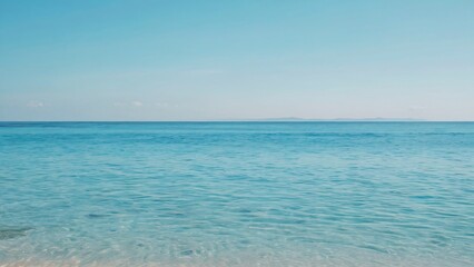 Obraz premium Tranquil Ocean Horizon with Clear Blue Water and Open Sky, alm afternoon at the serene seaside with a view of the clear horizon, reflecting relaxation and peace.