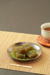 抹茶わらび餅と日本茶の和スイーツ