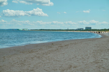 Swinemünde -Polen. Ein Strand, blaue Himmel und weisse Wolken