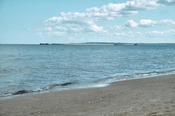 Swinemünde -Polen. Ein Strand, blaue Himmel und weisse Wolken