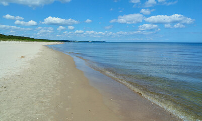  Swinemünde -Polen. Ein Strand, blaue Himmel und weisse Wolken