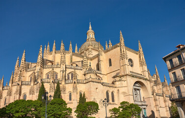 Fototapeta premium Gothic architecture of the Segovia Cathedral illuminated by sunlight in early morning