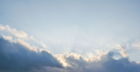 夕日が雲に隠れながら空を照らす11