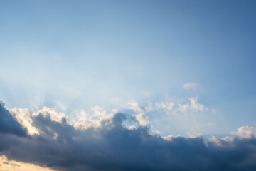夕日が雲に隠れながら空を照らす14