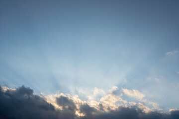 Fototapeta premium 夕日が雲に隠れながら空を照らす16