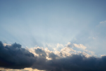 夕日が雲に隠れながら空を照らす15