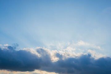 Obraz premium 夕日が雲に隠れながら空を照らす22