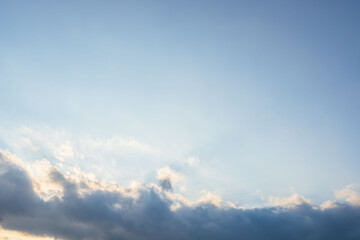 夕日が雲に隠れながら空を照らす23