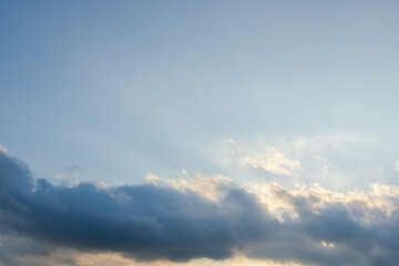 Obraz premium 夕日が雲に隠れながら空を照らす26