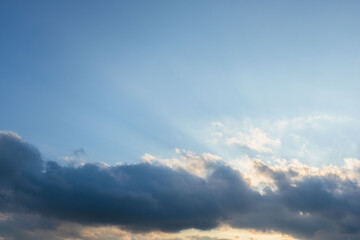 Obraz premium 夕日が雲に隠れながら空を照らす25