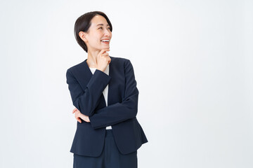 笑顔で考えるスーツを着た女性