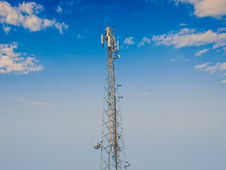 Obraz premium Telecommunication towers, stand tall against the blue sky, symbolizing advanced communication technology