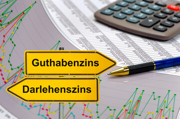 Zwei Wegweiser zeigen in unterschiedliche Richtungen und sind beschriftet mit dem Aufdruck...