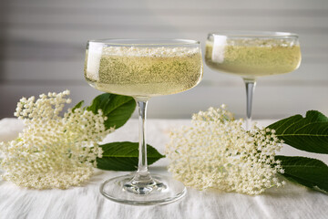 Holunder Sekt Champagner mit weißen Hollerblüten
