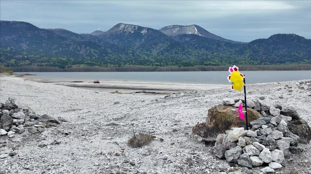 恐山の宇曽利湖の湖畔に奉納された風車