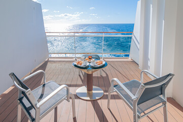 Petit déjeuner sur la terrasse d'une cabine balcon d'un navire de croisière avec vue dans le...