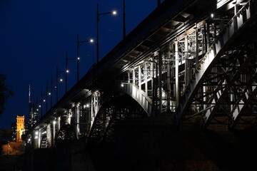 Nocne oświetlenie mostu