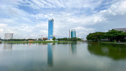 Naklejka premium City view of buildings by the lake.