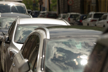 An observation of a heavily congested street scene reveals numerous vehicles both parked and caught in traffic, illustrating the ongoing challenges of urban transportation systems