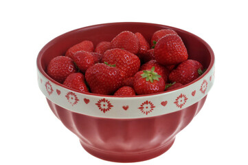 Bol de fraises gariguette françaises mûres en gros plan isolé sur fond blanc