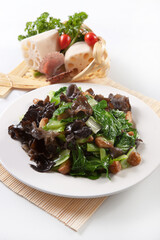 Stir-fried Chinese cabbage with black fungus and garlic