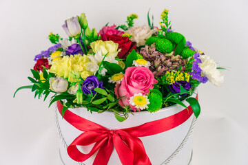 Mixed bouquet with roses and daisies in a round gift box with floral foam, stays fresh without watering, ideal for gifting.