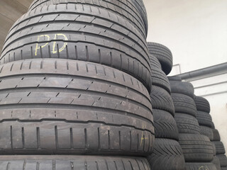 Deposito di pneumatici nell'officine per in cambio gomme estate inverno