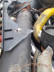 Rottami metallici abbandonati per strada - discarica abusiva