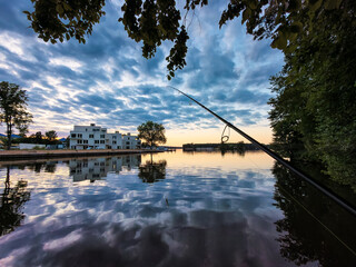 angeln im Sonnenuntergang