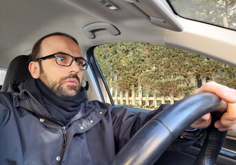 Uomo alla guida dell'automobile per le strade della città