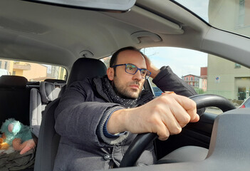 Uomo alla guida dell'automobile per le strade della città