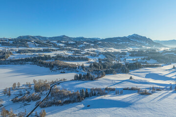 Ausblick ins idyllische Allg&auml;u am Rottachspeicher bei Moosbach im Winter