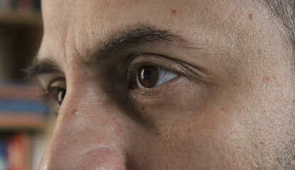 Sguardo intenso di un bel ragazzo - occhi castani