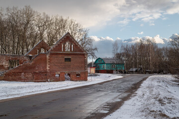 Old Brick Manor Ruins on Village Outskirts in Snowy Winter — Rustic Landscape