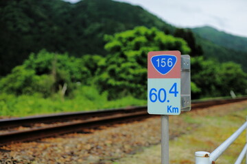 岐阜県郡上市の国道距離看板と線路