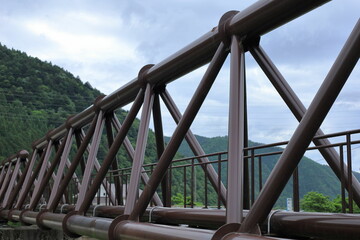 岐阜県郡上市の水道橋と山と曇り空