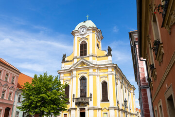 Obraz premium Church of Saint Peter and Paul dominating Mirove namesti square in Ustek, Czechia
